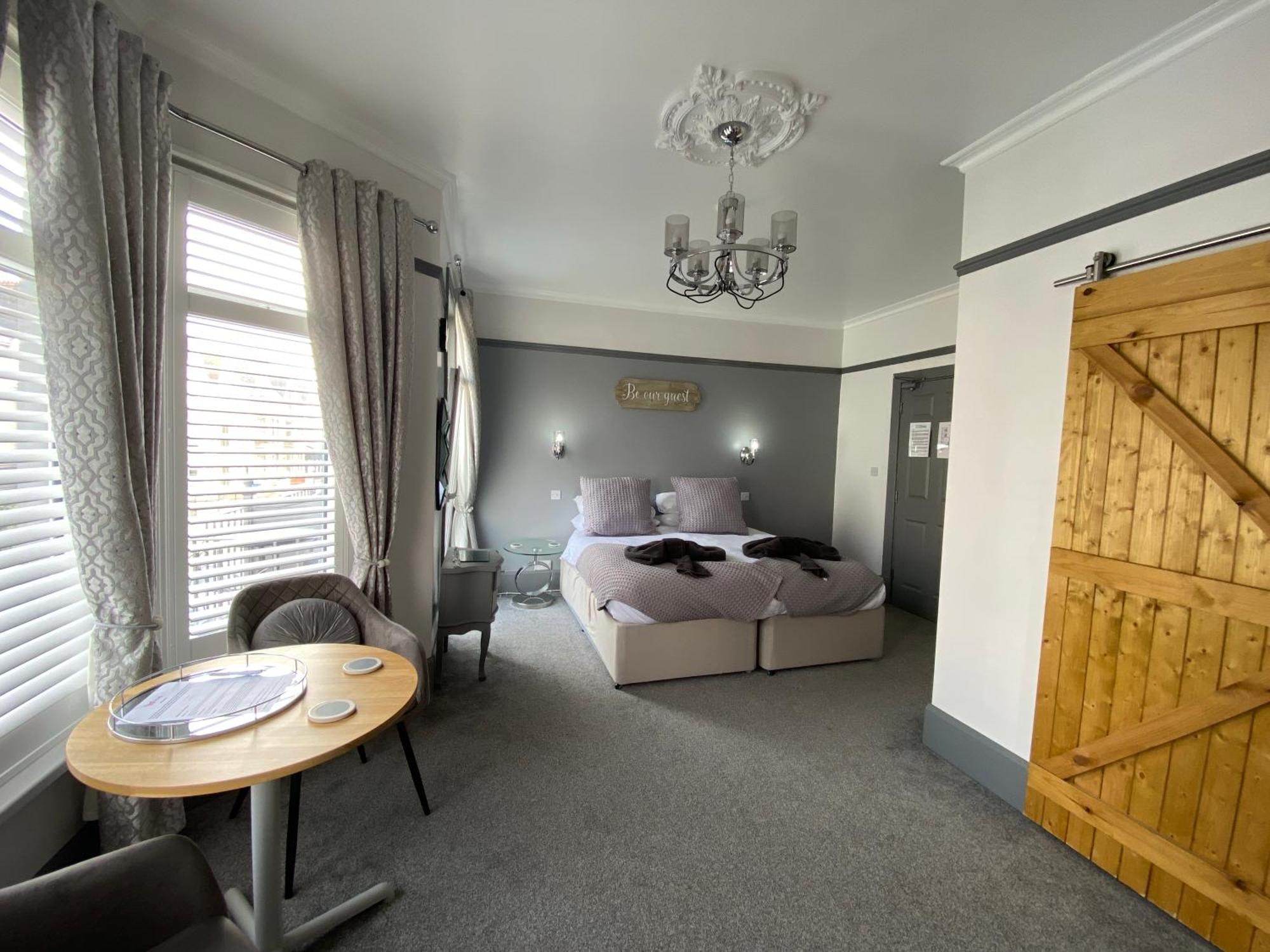 Butterfly Guest House Porthcawl Exteriör bild